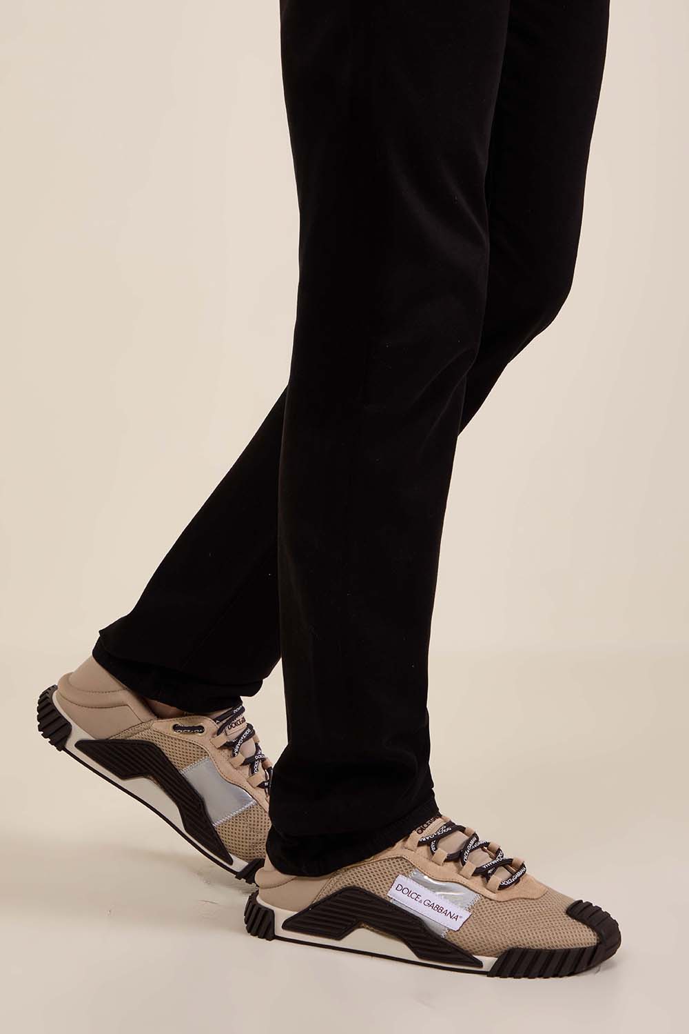 תמונת כל הלוק של נעלי סניקרס NS1